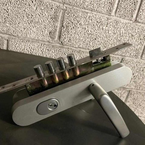 Door handle with four sliders