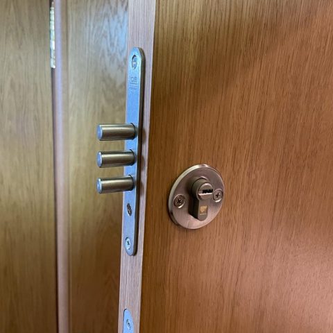 Changed door lock mechanism