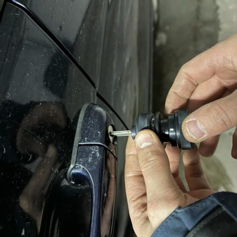 Процесс снятия автомобиля с саней